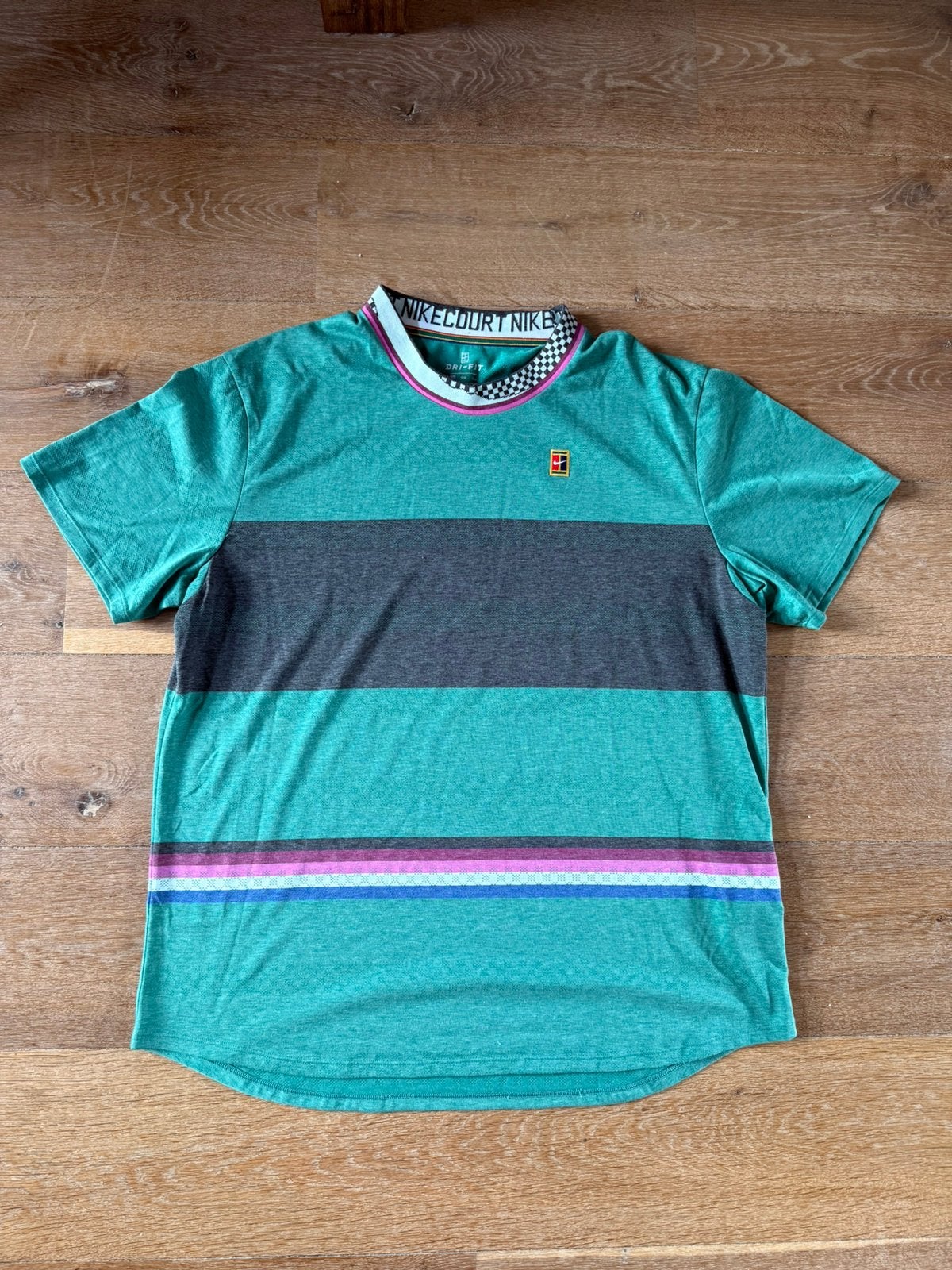 Te koop nike challenge court tennis t-shirt als nieuw, Sport en Fitness, Ophalen of Verzenden, Zo goed als nieuw, Kleding, Wilson