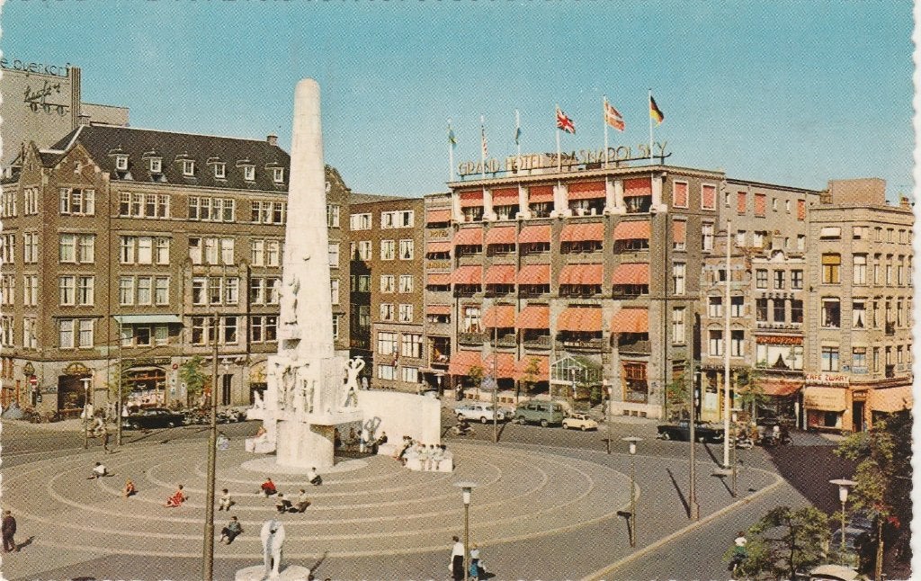 AMSTERDAM Dam Monument en Hotel Krasnapolsky kl.f., Verzenden, 1960 tot 1980, Gelopen, Noord-Holland