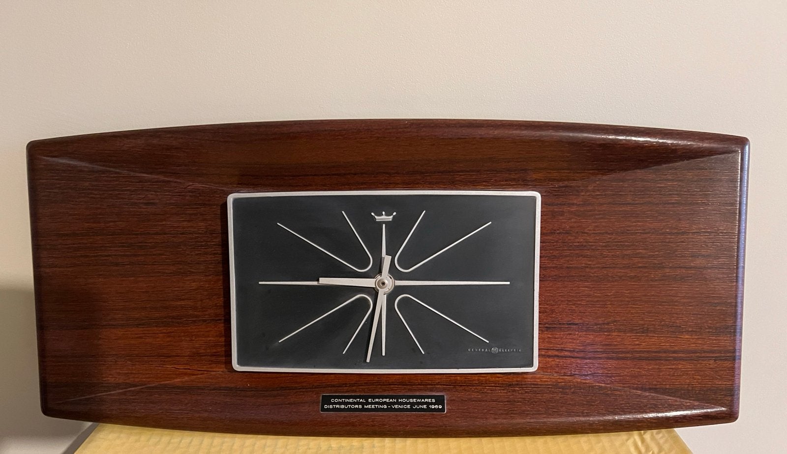 Vintage wandklok teakhout 51x23cm ZEER GOEDE STAAT, Huis en Inrichting, Wandklok, Vintage, Analoog, Werkt op batterijen