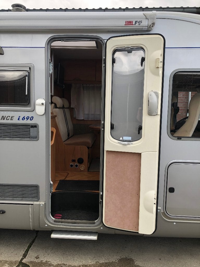 Foto 20 van AUTOMAAT Burstner i690 Elegance LAAG VASTBED 84.000km MOOI!!