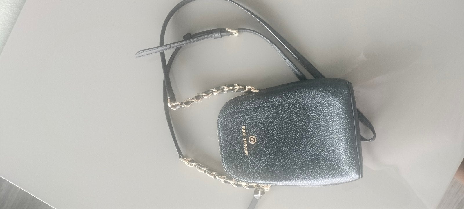 Michael Kors Schoudertasje Zwart Leer, Ophalen of Verzenden, Zo goed als nieuw, Zwart, Schoudertasje