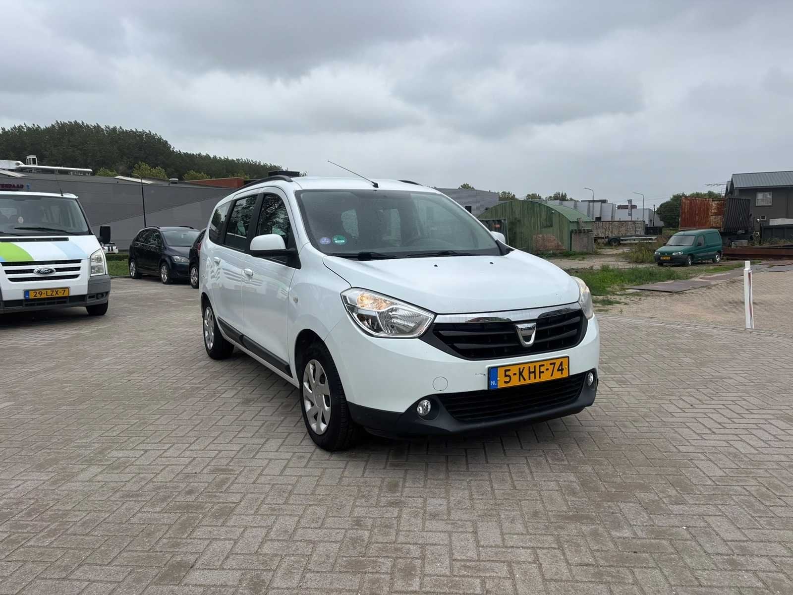 Dacia Lodgy 1.2 TCe Lauréate 7p. | 5-KHF-74, Auto's, Voorwielaandrijving, Euro 5, Gebruikt, 4 cilinders