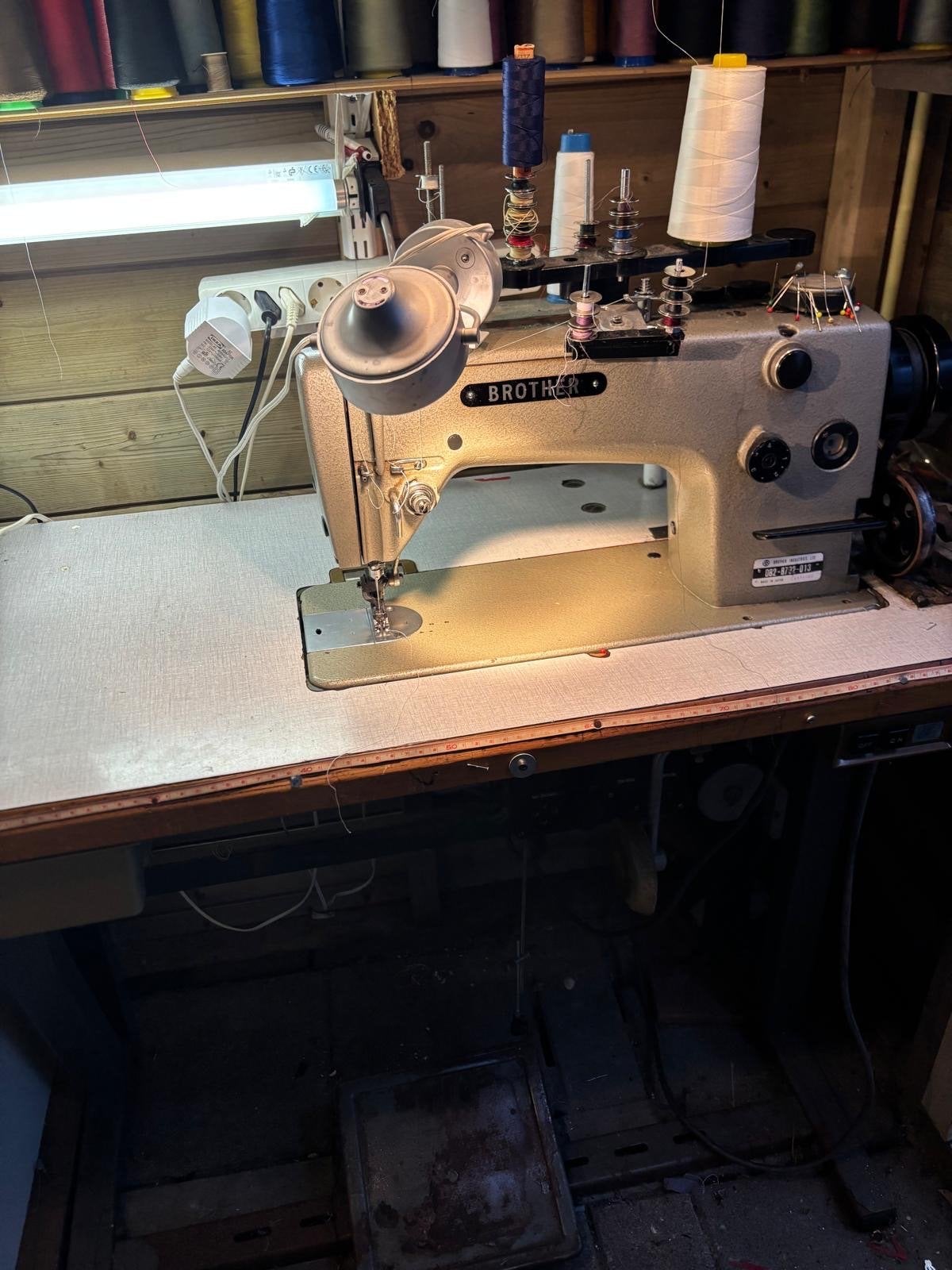 Industriële Brother Naaimachine met veel draden, Ophalen, Gebruikt, Naaimachine, Industrieel