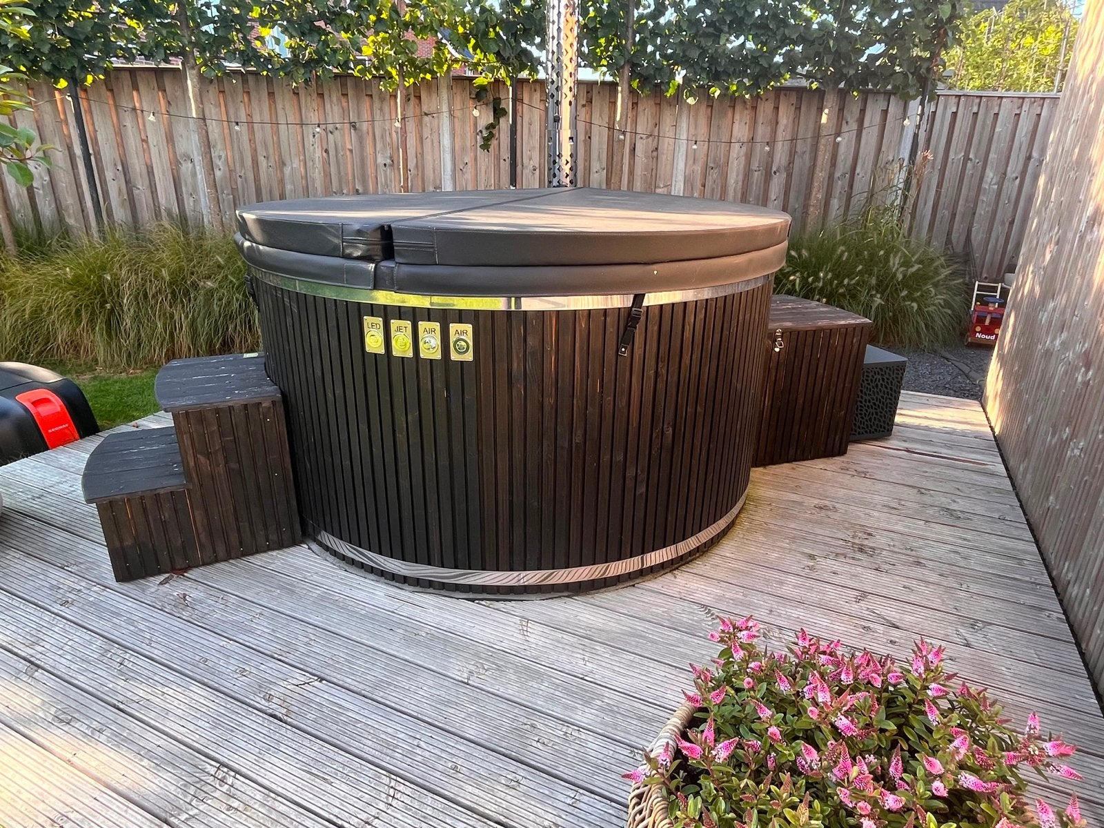 Zo goed als nieuwe Hottub - 1 jaar oud, weinig gebruikt, Tuin en Terras, Ophalen, Zo goed als nieuw, Afdekzeil, Vast