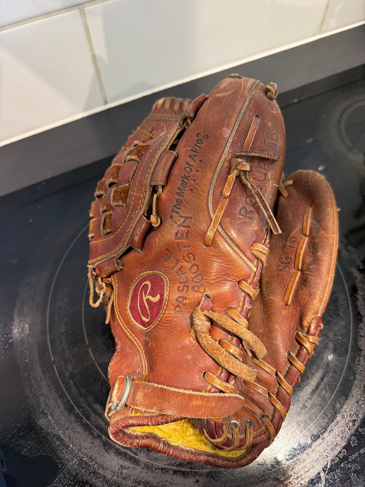 2 Softbal handschoenen met 4 softballen, Sport en Fitness, Ophalen of Verzenden, Gebruikt, Softbal, Handschoen