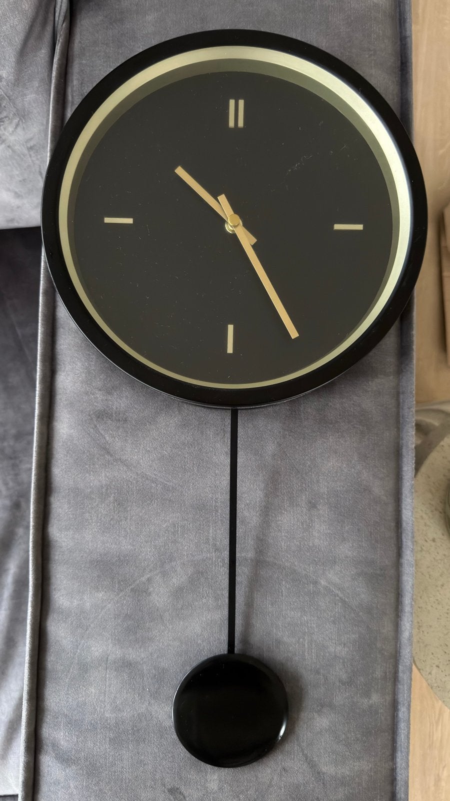 Wandklok met Gouden Details en Slinger, Huis en Inrichting, Ophalen, Wandklok, Met slinger, Analoog