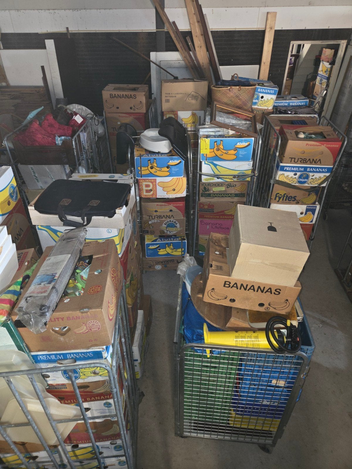 Foto 10 van zeer grote partij 19 rolcontainers rommelmarkt spullen
