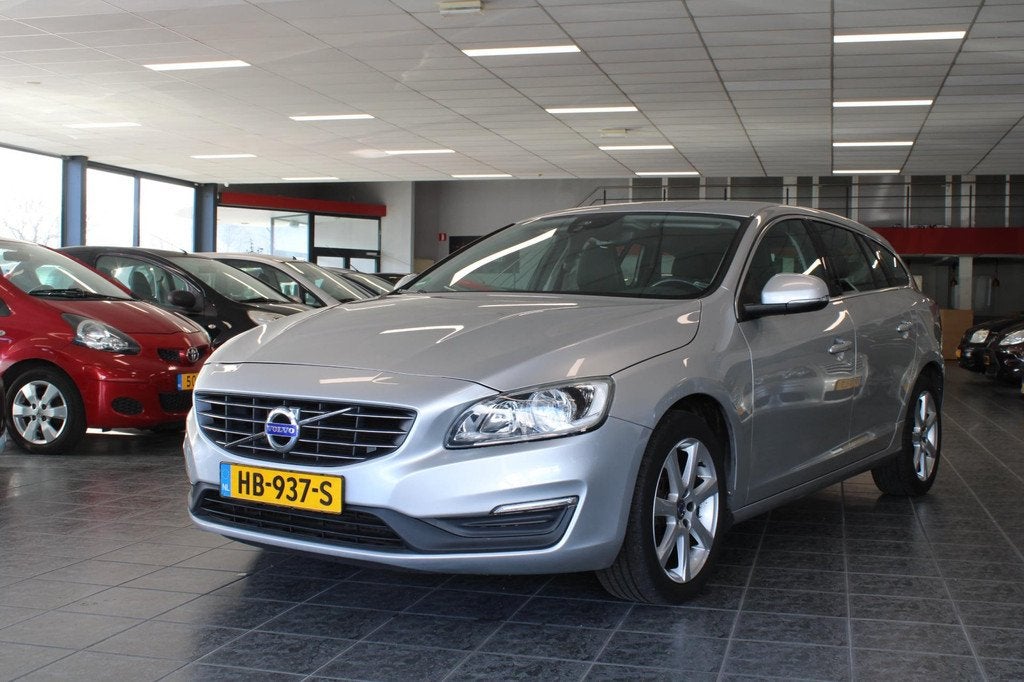 Volvo V60 2.0 T3 Momentum, Nieuwe distributieriem, NAP, APK, Auto's, Volvo, Voorwielaandrijving, Gebruikt, Euro 6, 4 cilinders