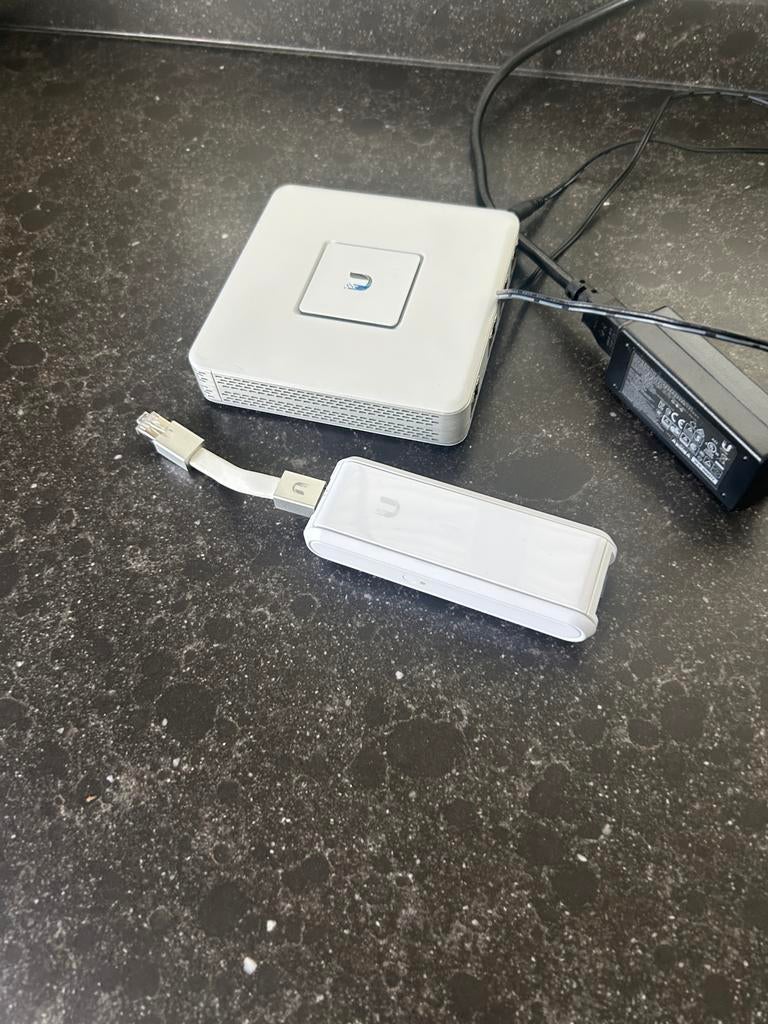 Ubiquiti UniFi Cloud Key Gen1 & USG-3P Router te koop, Computers en Software, Routers en Modems, Ophalen, Zo goed als nieuw, Router