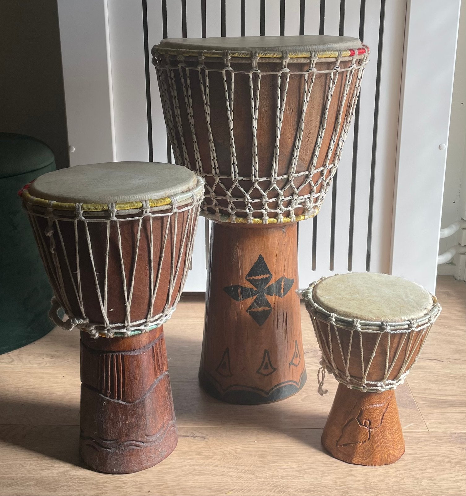 Mooie set van 3 handgemaakte djembe drums, Muziek en Instrumenten, Drumstellen en Slagwerk, Ophalen, Gebruikt, Overige merken