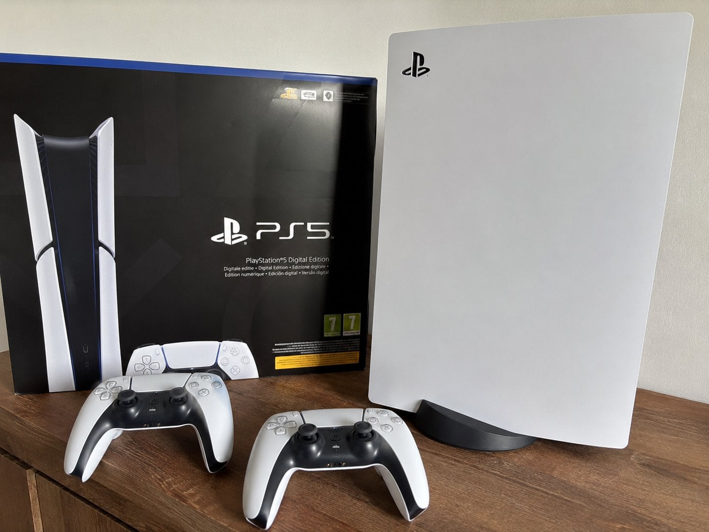 Playstation 5 digital eddition met 2 controllers, Ophalen of Verzenden, Zo goed als nieuw