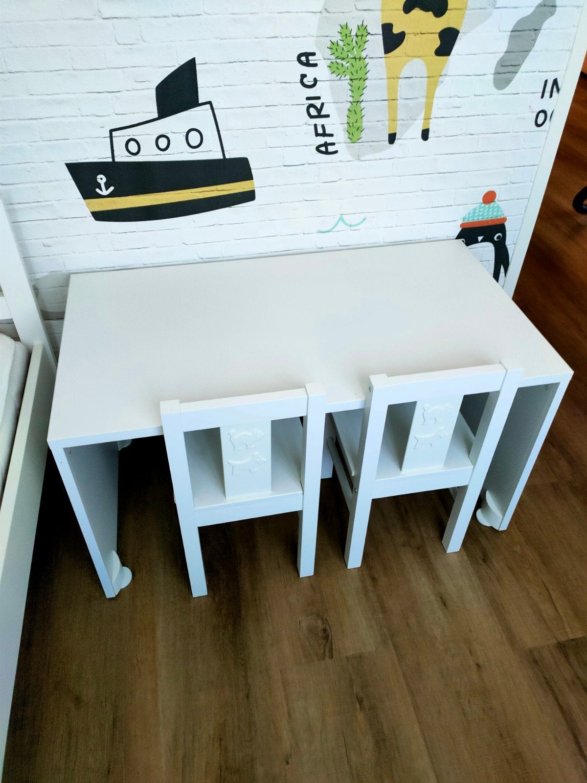 IKEA STUVA/SMÅSTAD kindertafel met 2 KRITTER stoeltjes, Kinderen en Baby's, Kinderkamer | Tafels en Stoelen, Ophalen, Zo goed als nieuw