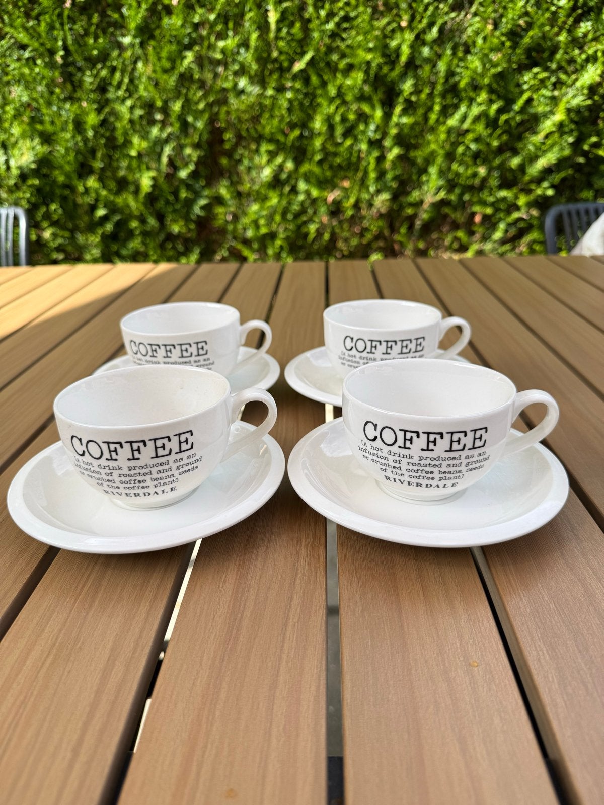 4 Riverdale kop en schotels met 'Coffee' opdruk | nieuw, Overige merken, Nieuw, Ophalen of Verzenden, Kop(pen) en/of Schotel(s)