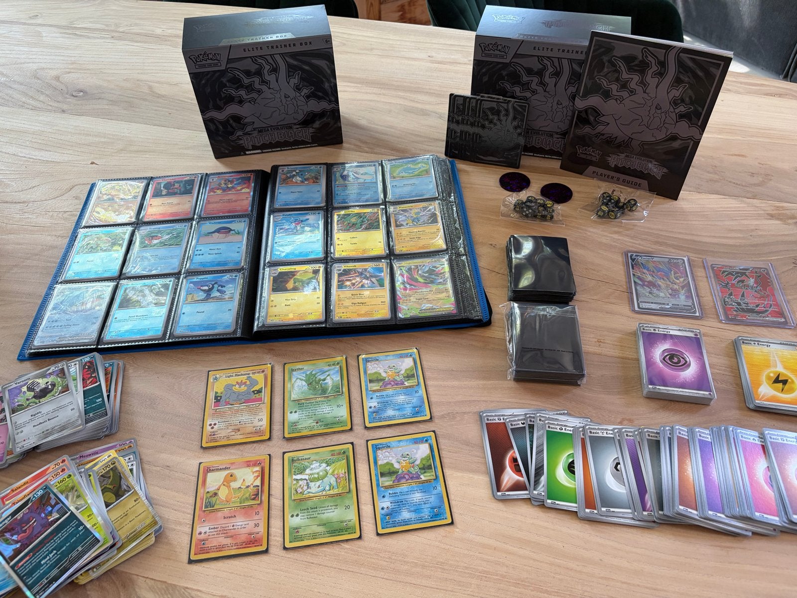 Grote collectie Pokémon kaarten met map en Elite Trainer Box, Ophalen of Verzenden, Zo goed als nieuw, Meerdere kaarten