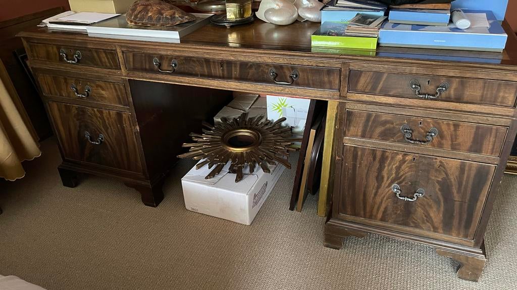 Groot Antiek Engels Chesterfield Kneehole Bureau, Antiek en Kunst, Antiek | Woonaccessoires, Ophalen