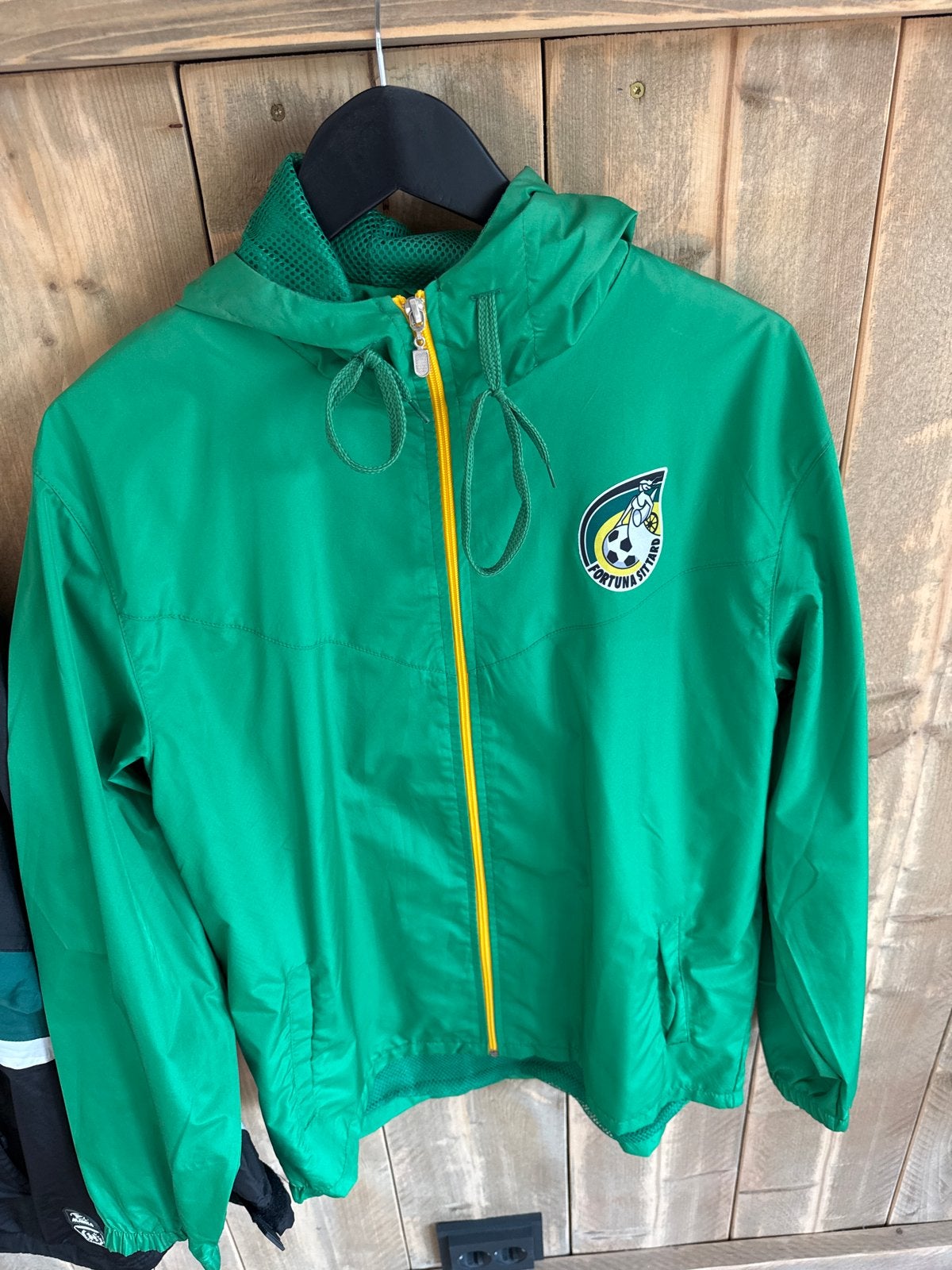 Fortuna Sittard regenjas - Maat L, Maat 52/54 (L), Ophalen of Verzenden, Voetbal, Gedragen