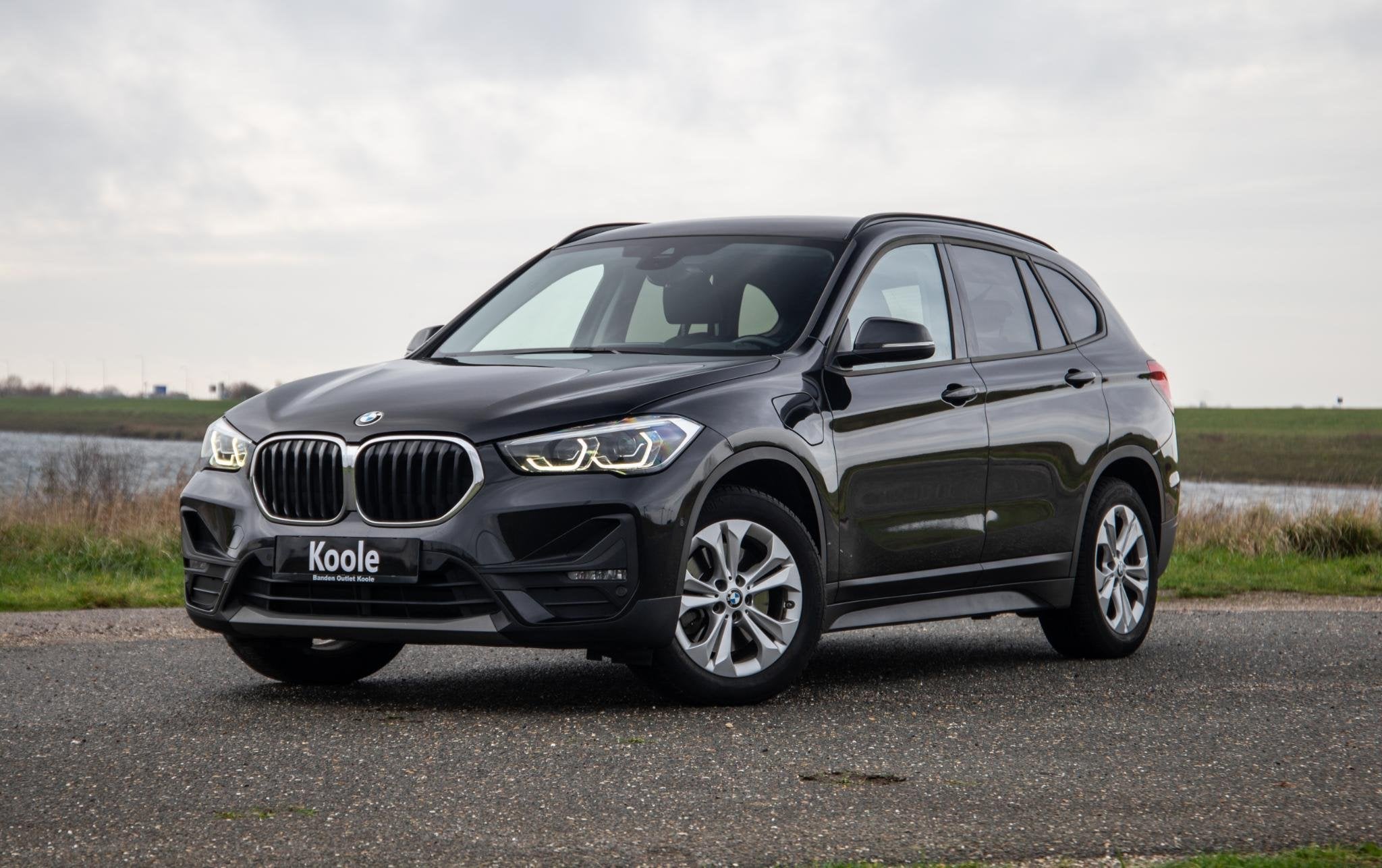 BMW X1 xDrive25e Executive CAMERA / CARPLAY / HEAD UP DISPLA