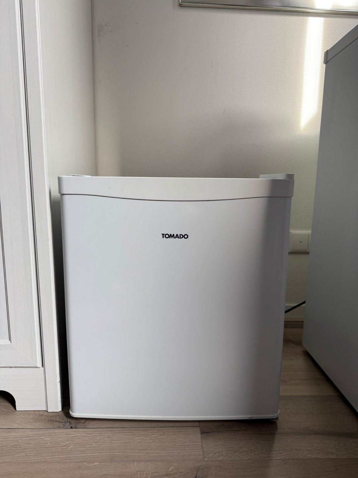 Tomado TFM4401W/02 Mini vriezer 34 liter, Ophalen, Met aparte vriezer, Minder dan 45 cm, Minder dan 85 cm