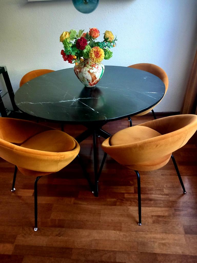 Moderne eetkamerset: Zwarte tafel met 4 oranje stoelen, Huis en Inrichting, Stoelen, Modern, Eigentijds, Overige kleuren, Ophalen of Verzenden