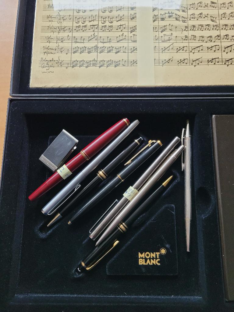verzameling Mont Blanc pennen en vulpennen, Verzamelen, Pennenverzamelingen, Pennenset, Met doosje, Zo goed als nieuw, Ophalen