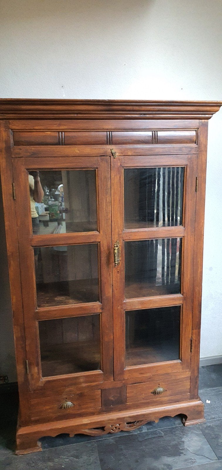 Foto 2 van Antieke houten vitrinekast 181 cm hoog met glazen deuren