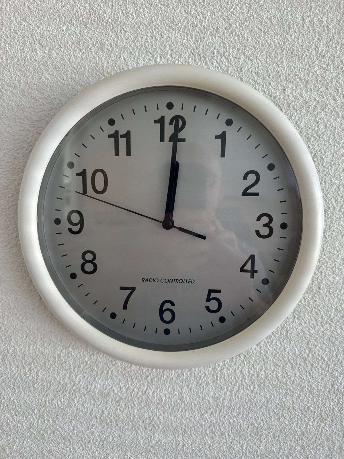 Witte Radio Controlled Wandklok - Modern en Nauwkeurig, Wandklok, Wit, Radiogestuurd, Analoog