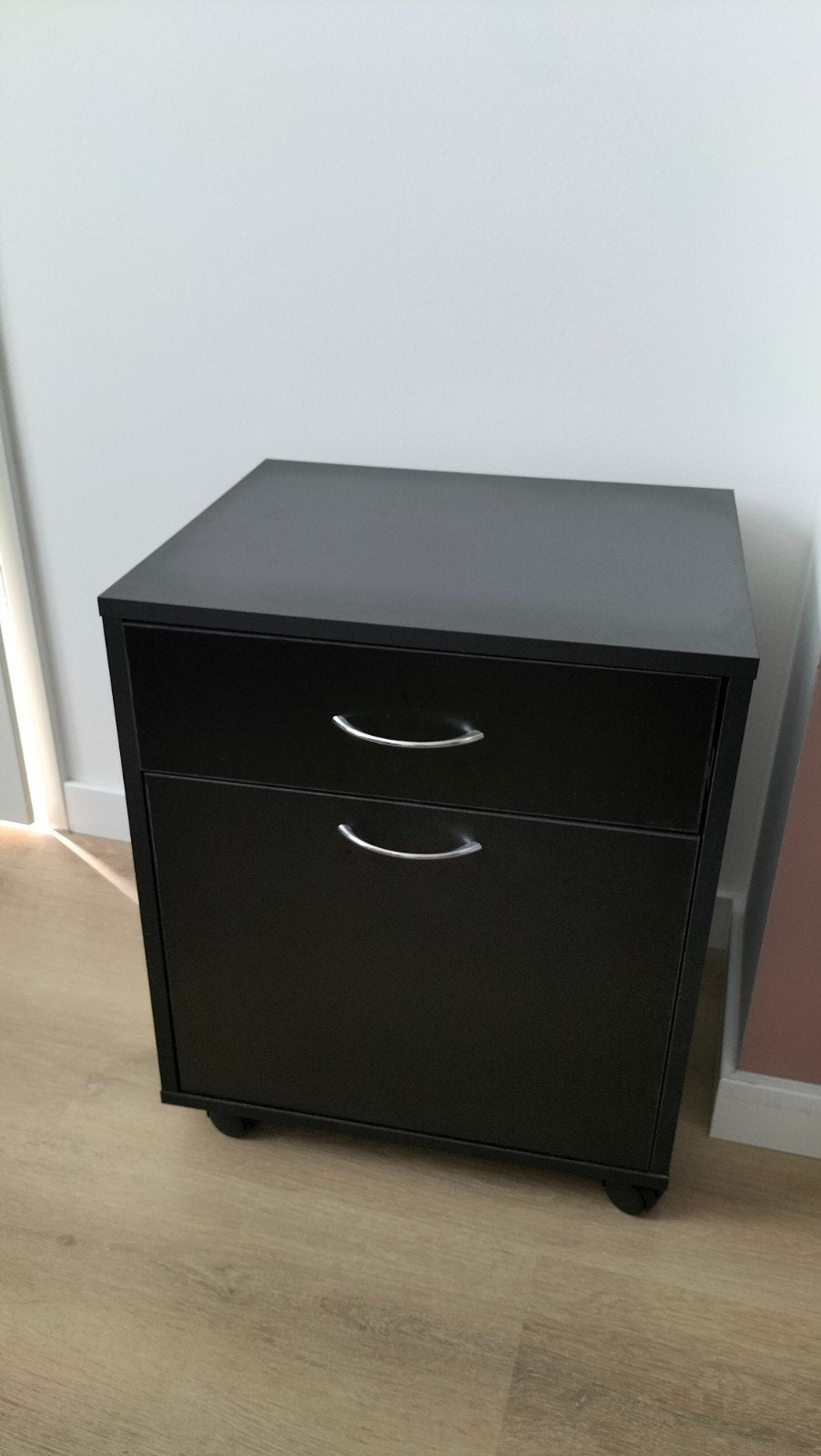 Zwarte verrijdbare kast op wielen, Ophalen, Minder dan 50 cm, Modern, functioneel, 1 of 2 laden