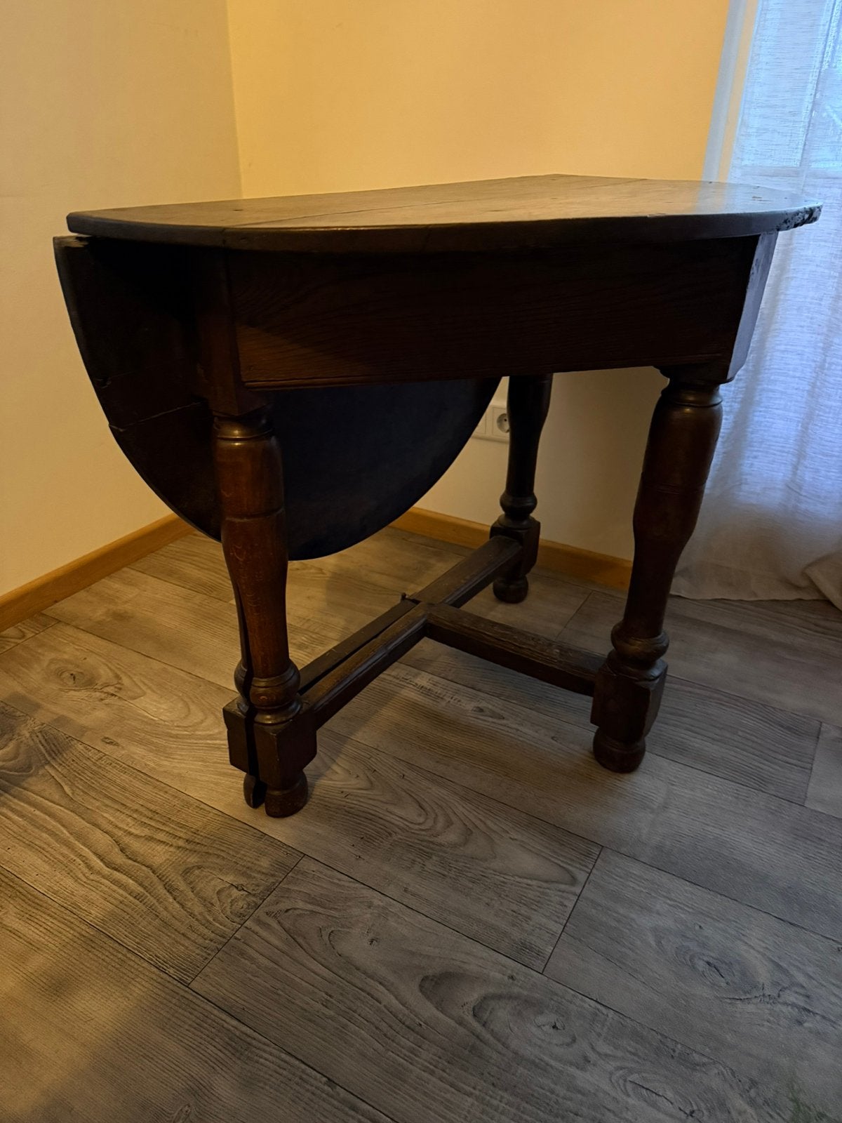 Hangoortafeltje. Klaptafel. Bijzettafel., Ophalen