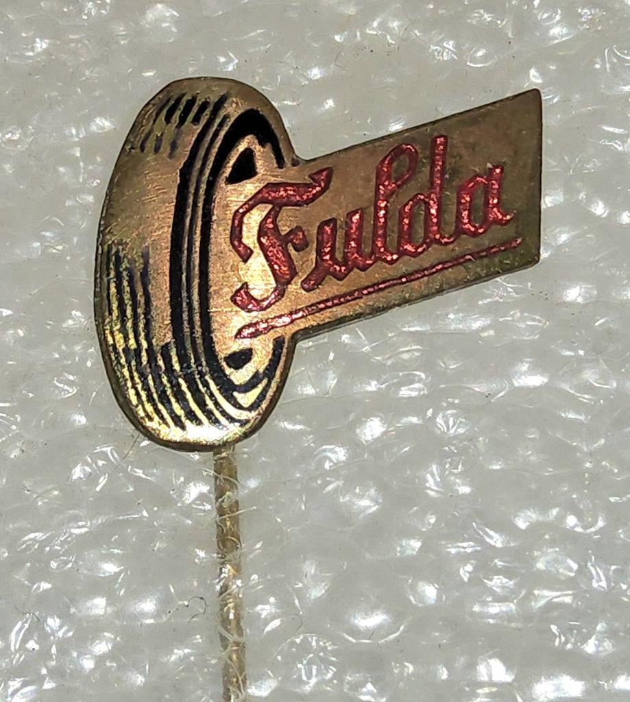Vintage Emaille Speldje Fulda Banden, Verzamelen, Ophalen of Verzenden, Gebruikt, Merk, Speldje of Pin