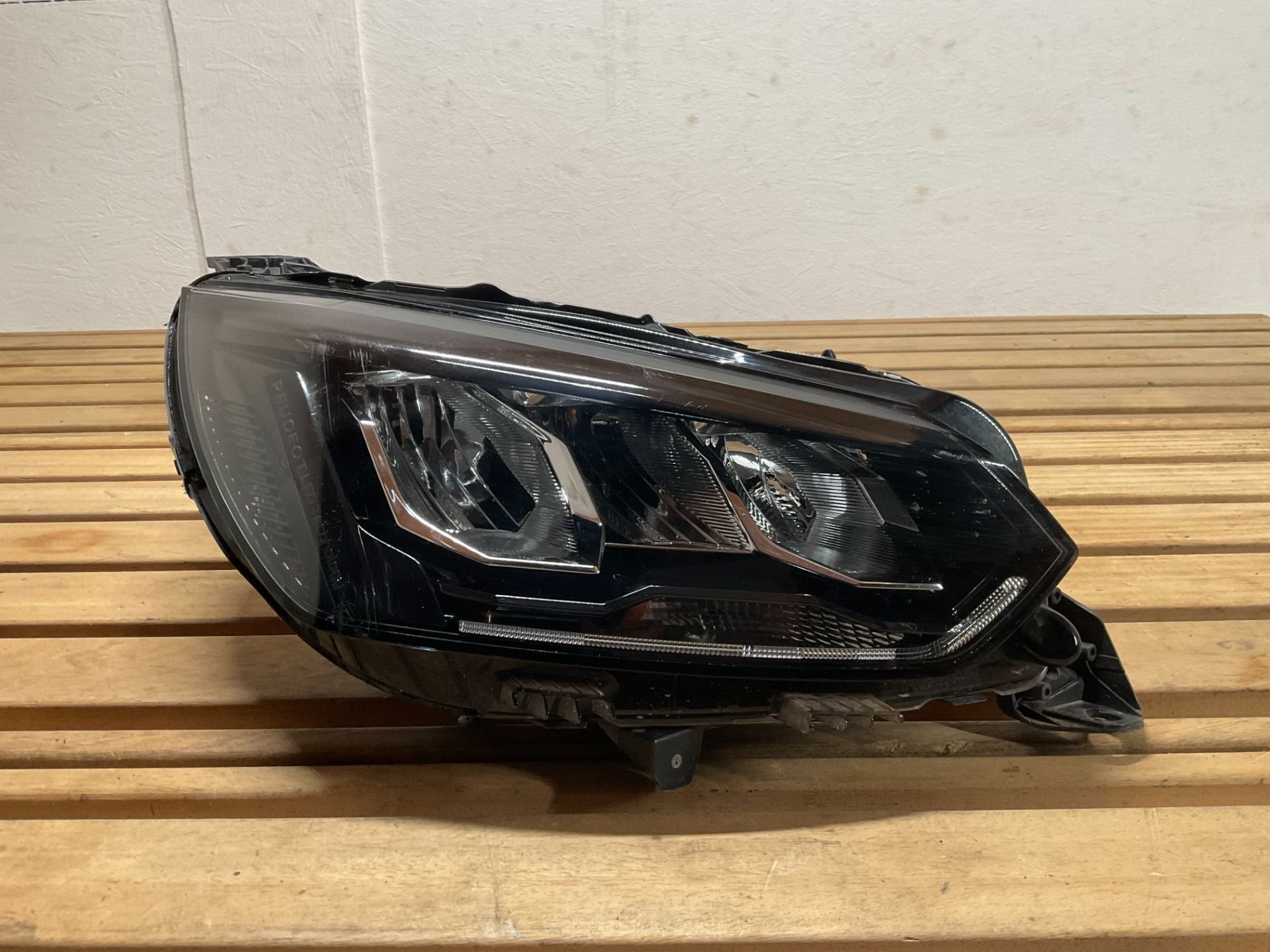 Koplamp Peugeot 208 2008 9833036380 19-26 Rechts LED B3-374, Taurusavenue 1
2132 LS  Hoofddorp, NL, Gebruikt, Contact.group@renault.com