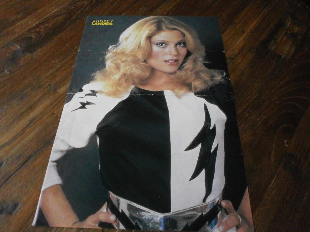 leuke a3 poster jaren 80  Audrey Landers  ( tv serie Dallas), Verzamelen, Posters, Verzenden, Zo goed als nieuw, A1 t/m A3, Film en Tv