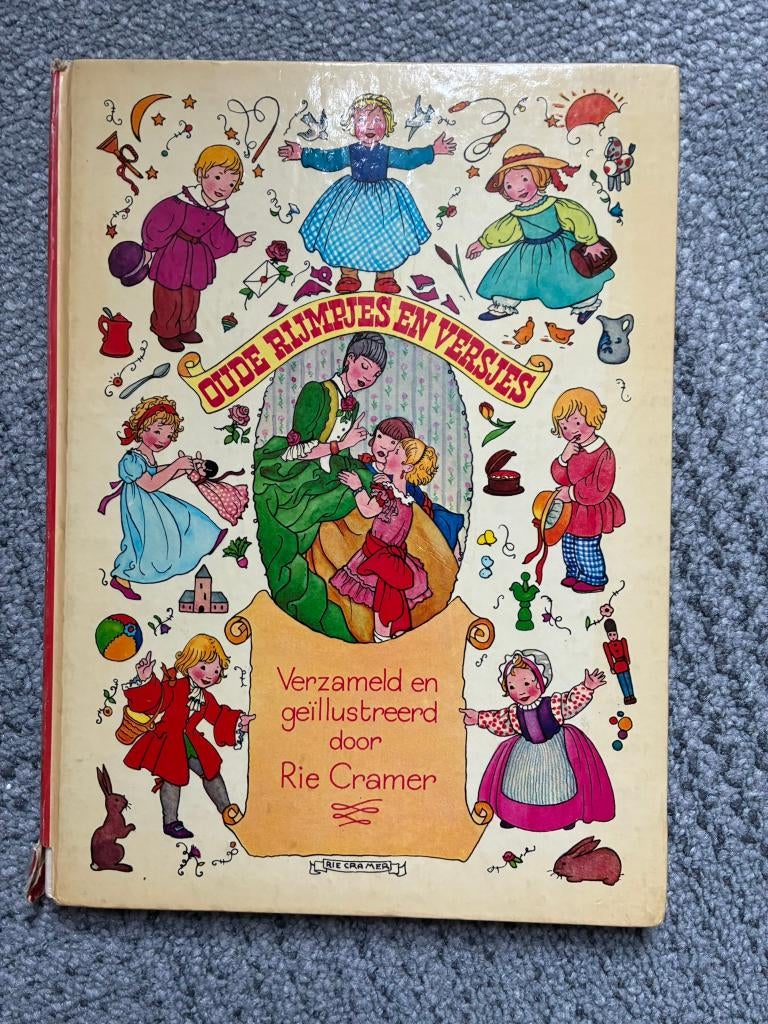 Boek met Oude Rijmpjes en Versjes Rie Cramer, Ophalen of Verzenden, Gelezen, Rie Cramer, Non-fictie