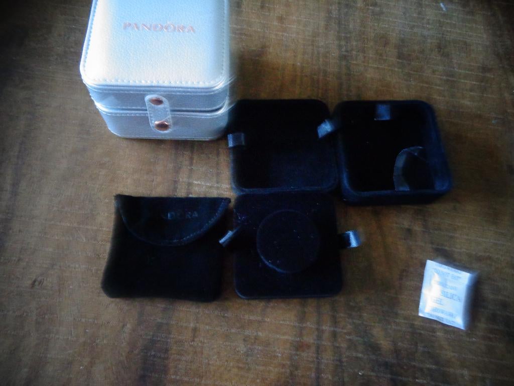 Pandora reisetui voor beads en armband, grijs. nieuw, Ophalen of Verzenden, Nieuw