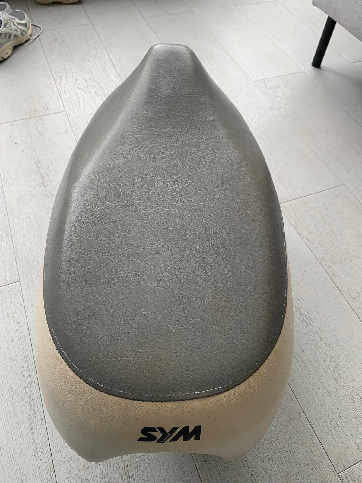 Sym mio buddyseat + helmbak., Fietsen en Brommers, Brommeronderdelen | Scooters, Ophalen, Gebruikt, Zadel, SYM