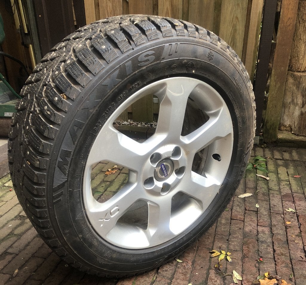 Winterbanden Volvo  Spijkerbanden!, Ophalen, Gebruikt, Banden en Velgen, 17 inch