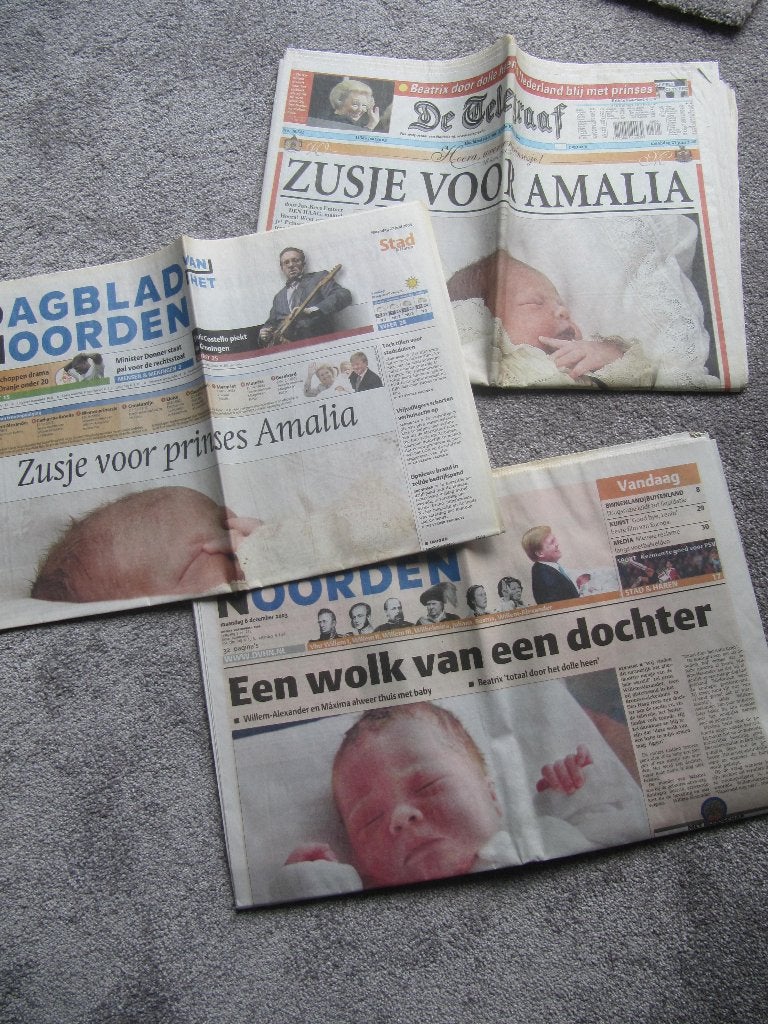 Kranten geboorte Prinses Amalia en Prinses Alexia, Ophalen of Verzenden, Gebruikt, Nederland, Overige typen