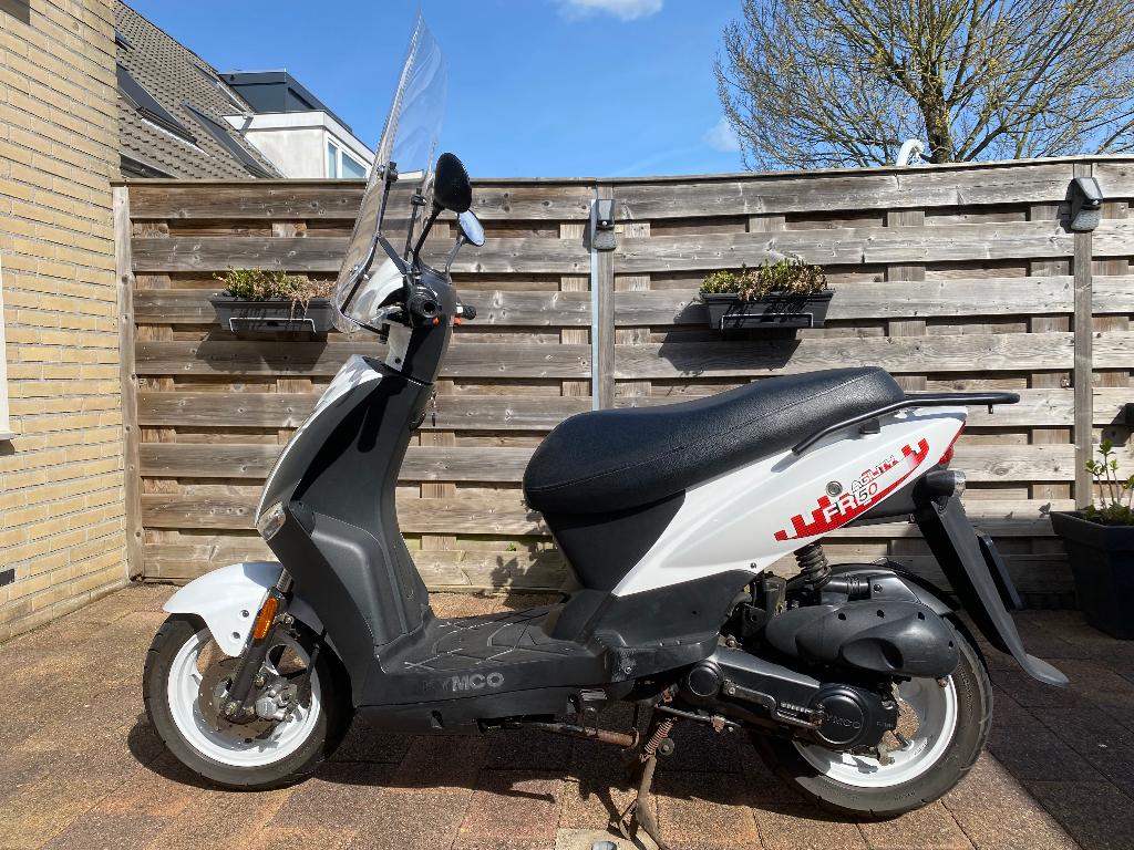 Kymco Agility 2T scooter z.g.a.n. luxe uitvoering, Fietsen en Brommers, Scooters | Kymco, Ophalen, Zo goed als nieuw, Maximaal 25 km/u