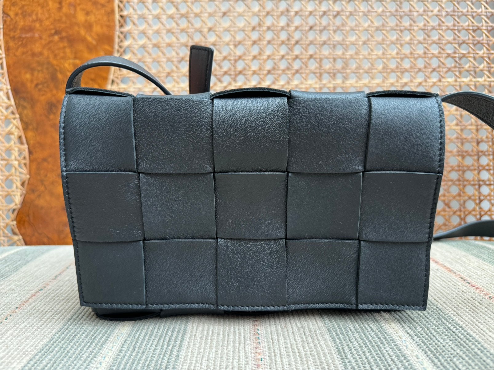 Nieuwstaat Bottega Veneta Cassette Bag Black Tas Schoudertas, Ophalen of Verzenden, Zo goed als nieuw, Zwart