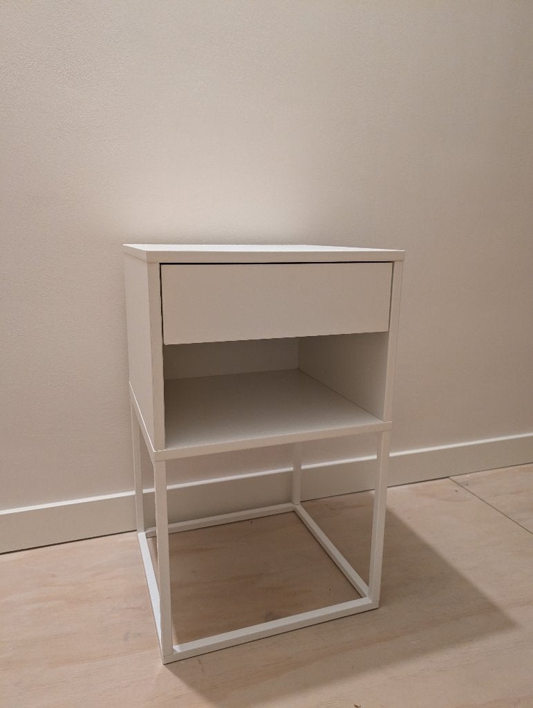 Ikea nachtkastje Vikhammer wit, Ophalen, Zo goed als nieuw, Minder dan 45 cm, 55 tot 70 cm