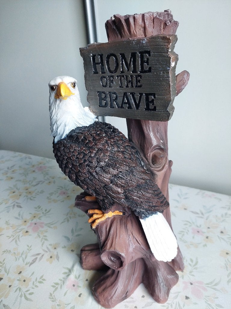 Beeld van "Witte Adelaar met bord Home of the Brave" (NIEUW), Ophalen of Verzenden, Nieuw, Dier