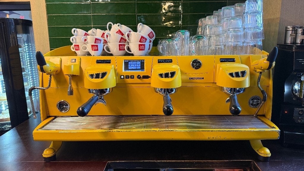 Victoria Arduino VA388 Black Eagle 3 group Volumetric-Yellow, Ophalen, Gebruikt, 10 kopjes of meer, Koffiemachine