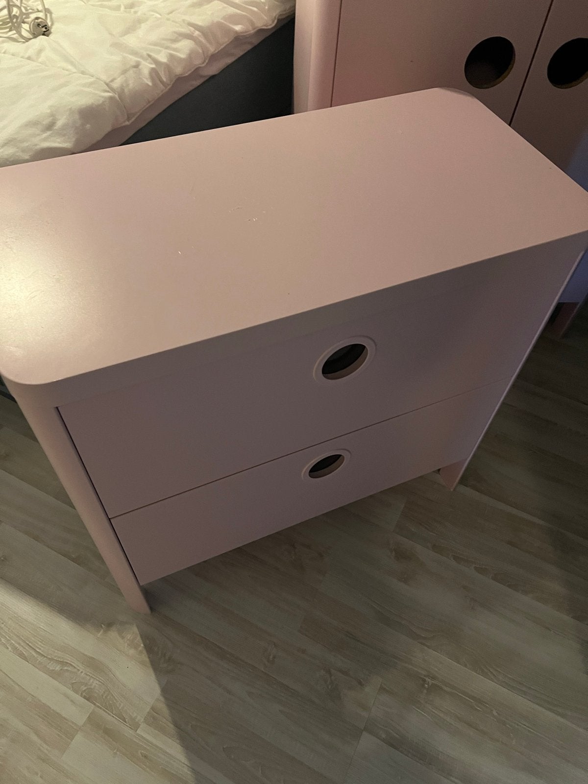Ikea Kinderkast en Nachtkastje - Roze, Kinderen en Baby's, Kinderkamer | Commodes en Kasten, Ophalen, Gebruikt, Kast, 50 tot 70 cm