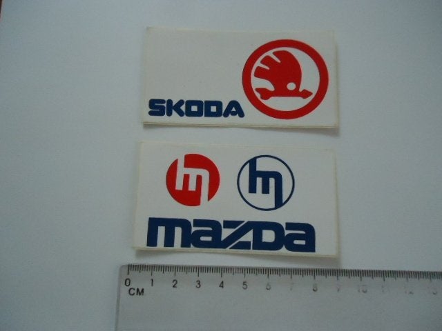 sticker oud MAZDA + SKODA auto logo oldtimer retro plastic, Verzamelen, Stickers, Verzenden, Zo goed als nieuw, Bedrijf of Vereniging