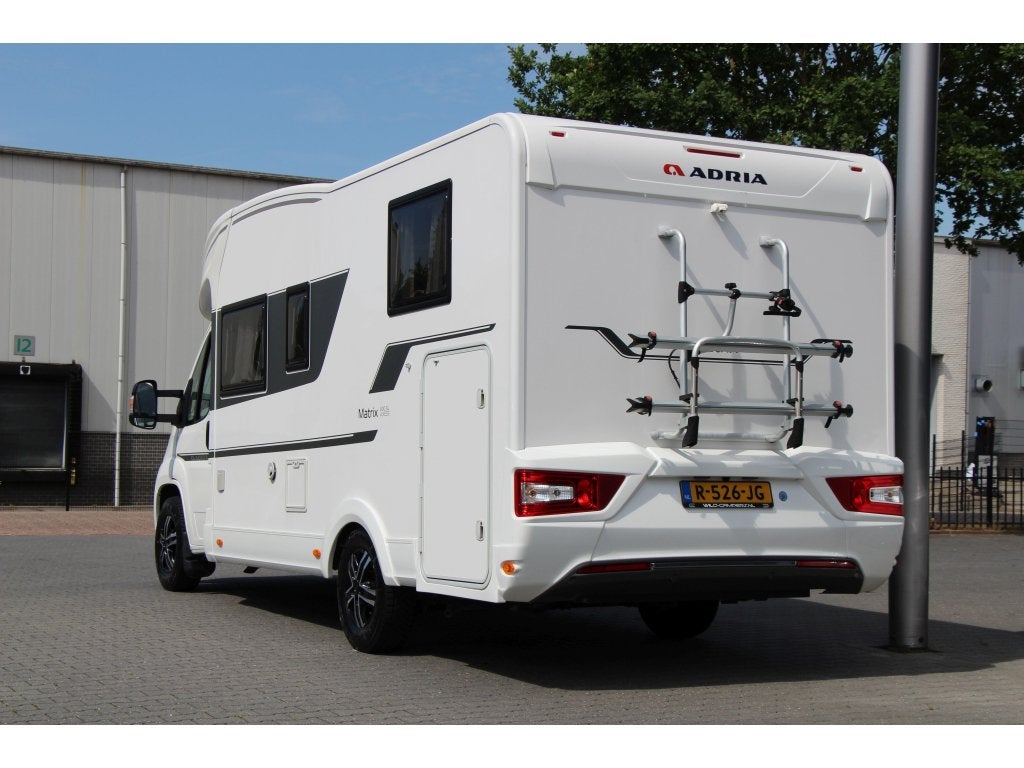 Adria Matrix 600 SL - 165PK - ENKELE BEDDEN HEFBED - LITHIUM, Caravans en Kamperen, Campers, Chemisch toilet, Ringverwarming, 6 tot 7 meter