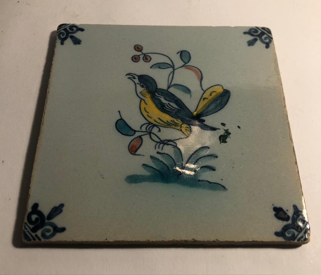 Polychrome tegeltje van 13,5 x 13,5 cm, met vogel, Ophalen of Verzenden