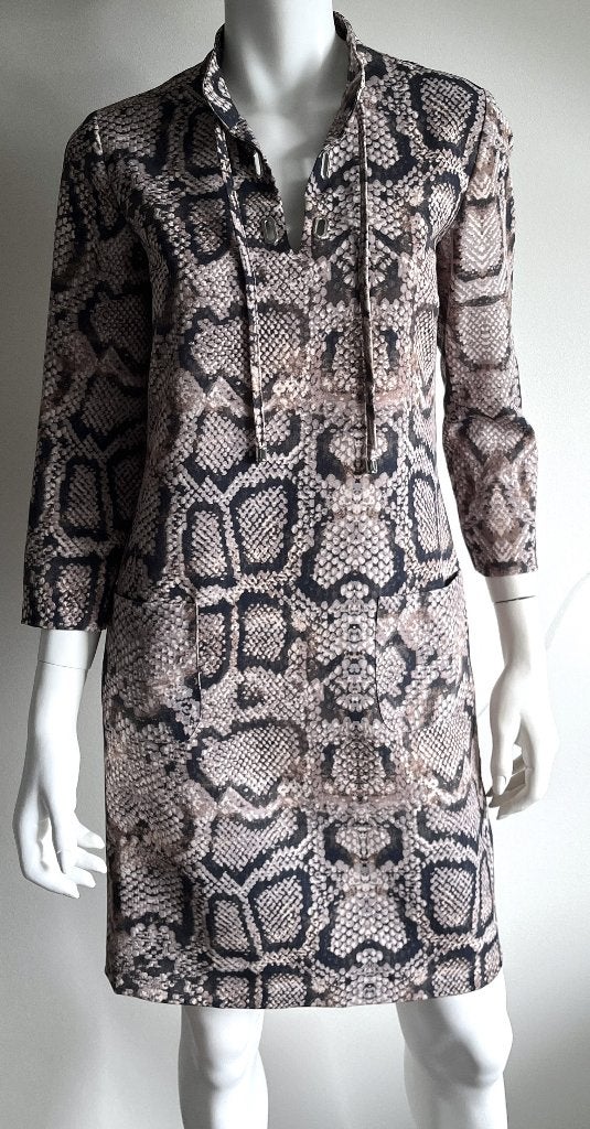 Caroline Biss; beige stretch jurk met snake print mt 36/38, Kleding | Dames, Maat 38/40 (M), Verzenden, Beige, Knielengte