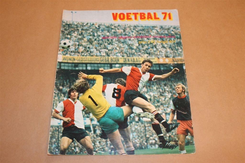 Grote special Nieuwe Revue - Voetbal 71, Verzamelen, Ophalen of Verzenden, Gebruikt, Buitenlandse clubs, Boek of Tijdschrift