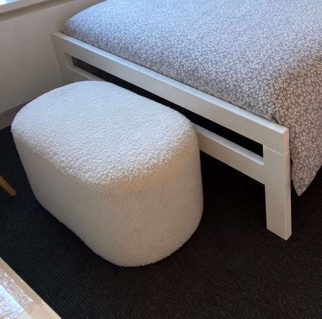 Teddy boucle poef / bankje ovaal off-white 84x45 cm, Huis en Inrichting, Ophalen, Minder dan 50 cm, Gebruikt, 75 tot 100 cm