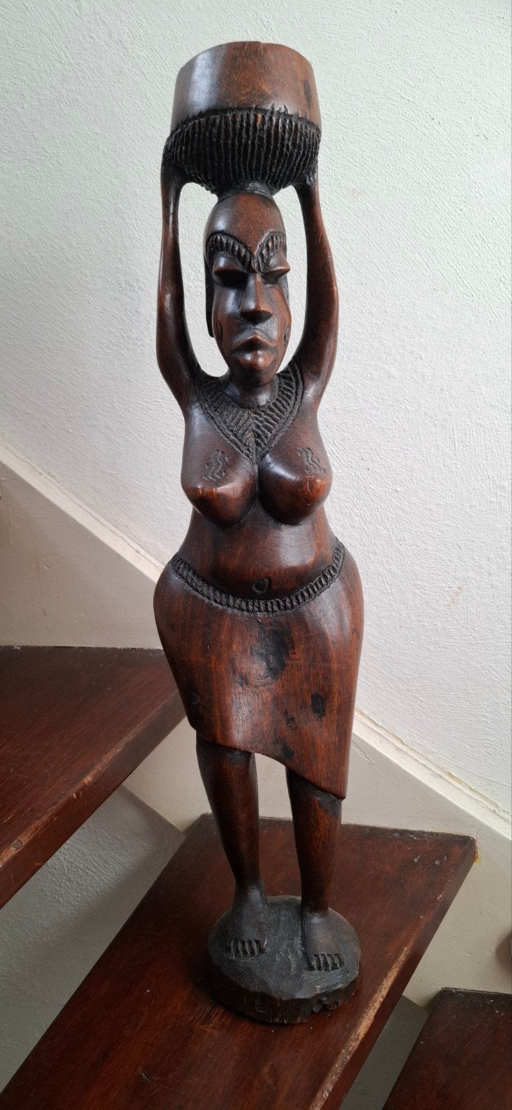 Afrikaans houten beeld van vrouw met mand, Antiek en Kunst, Hout, Bruin, Afrika, Ophalen of Verzenden