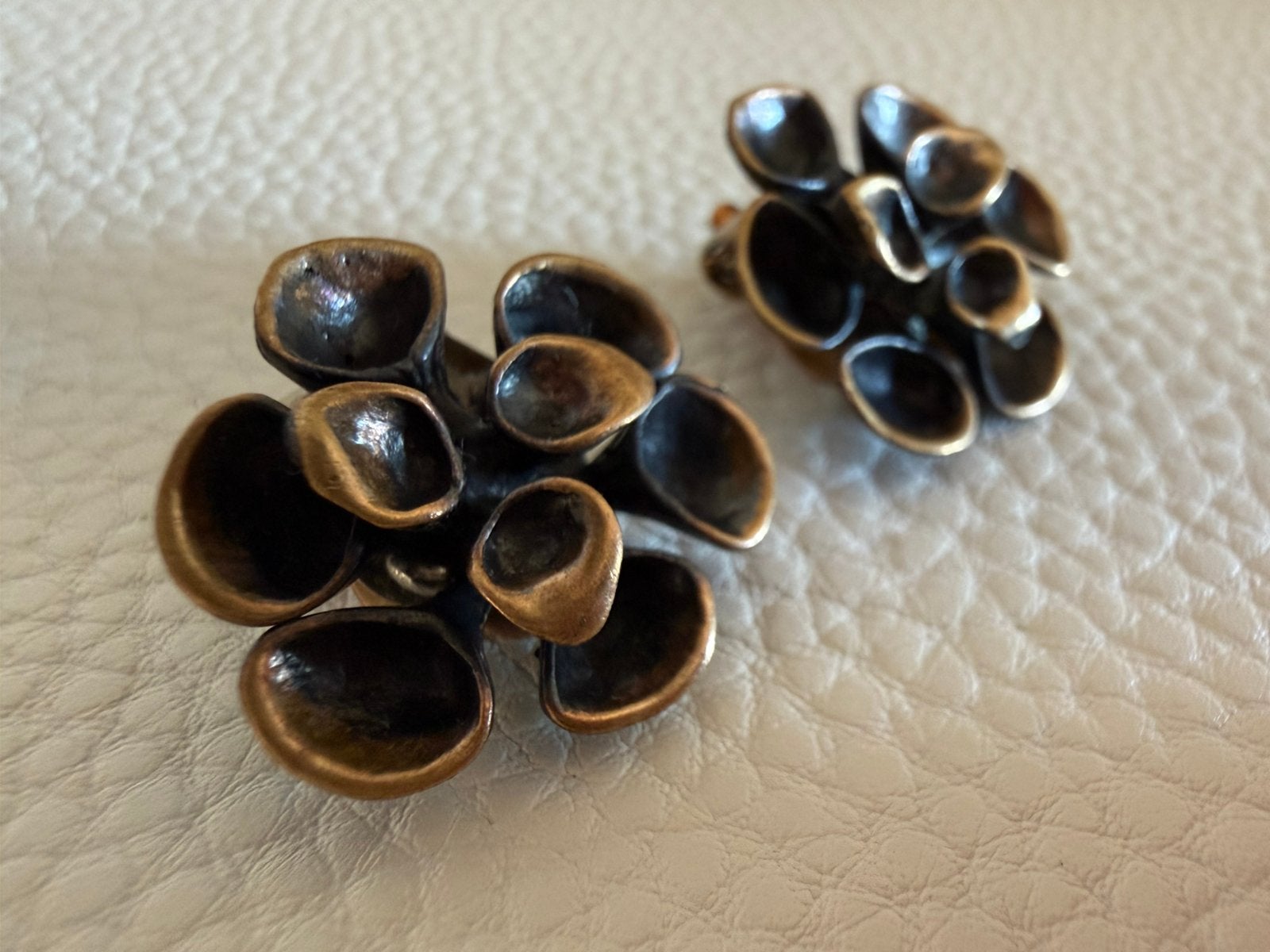 H166/ Bronzen Vintage HANNU IKONEN oorclips FINLAND, Overige materialen, Gebruikt, Overige kleuren, Verzenden